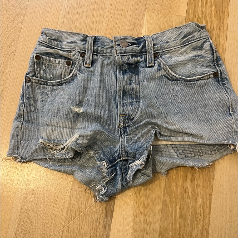 Light wash Levi’s jean shorts
